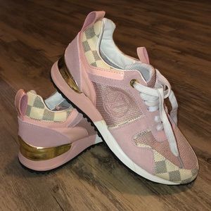 Powder pink sneakers, brand new, never worn size 7